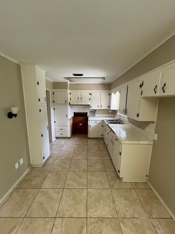 3229 Valley View Dr - Photo 7 of 13