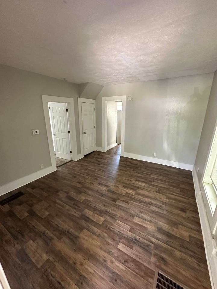 3 Bedroom 1 Bathroom Apartment - Photo 2 of 8