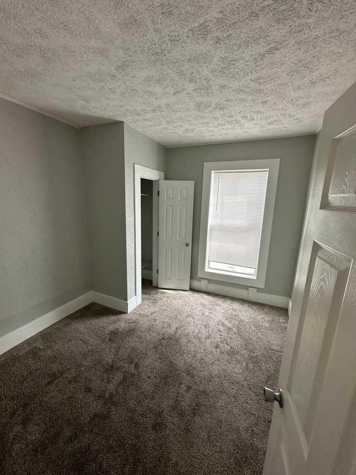 3 Bedroom 1 Bathroom Apartment - Photo 3 of 8