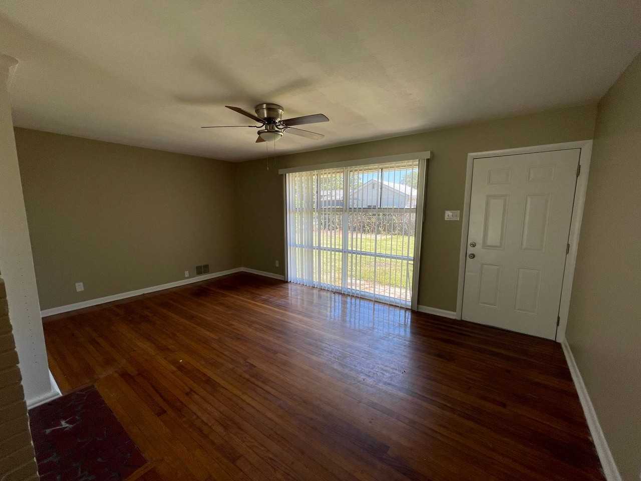 2224 Barbara Dr - Photo 2 of 9