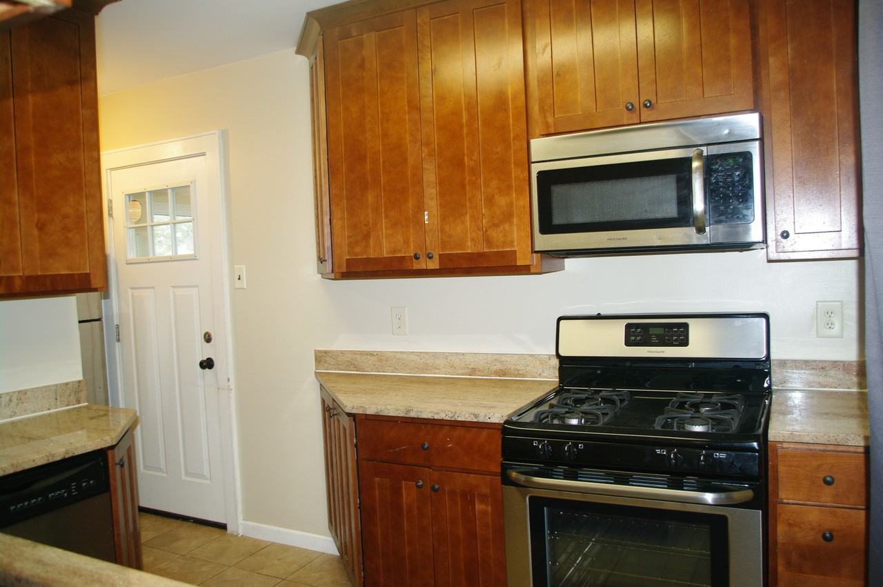 1015 Sherburne Ave - Photo 2 of 9