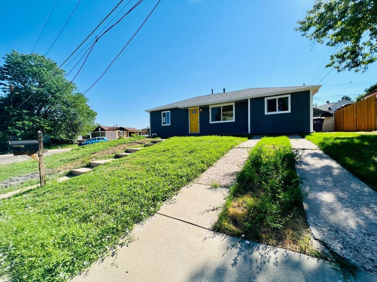 702 S Wolcott Ct - Photo 2 of 28