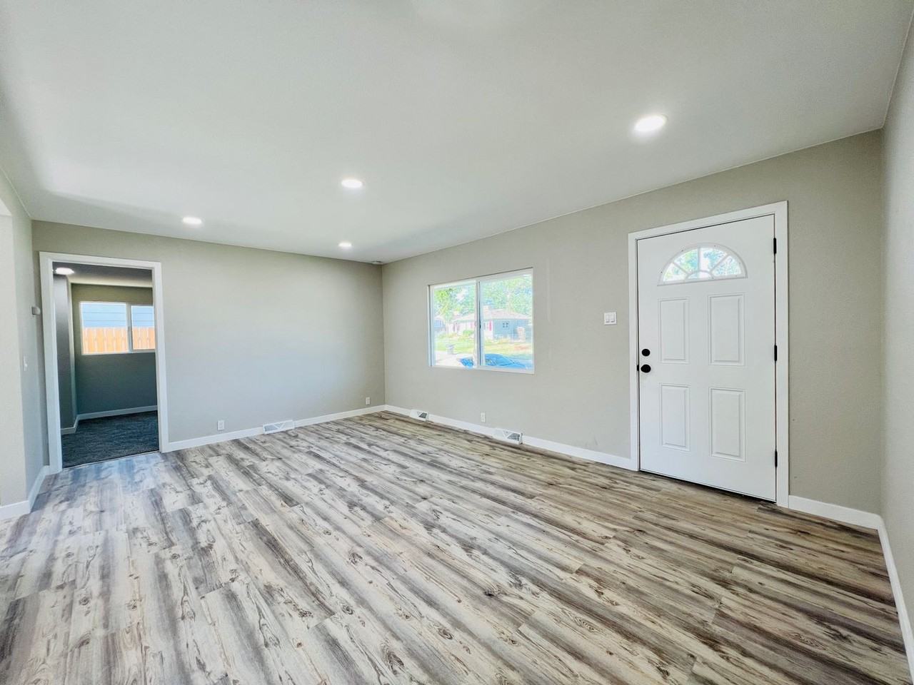 702 S Wolcott Ct - Photo 3 of 28