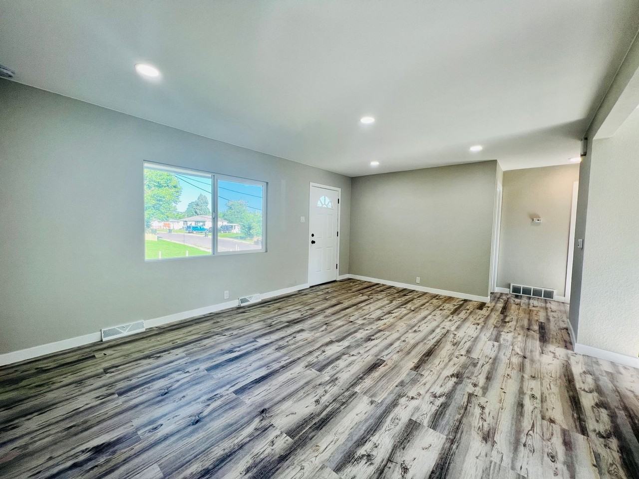 702 S Wolcott Ct - Photo 4 of 28