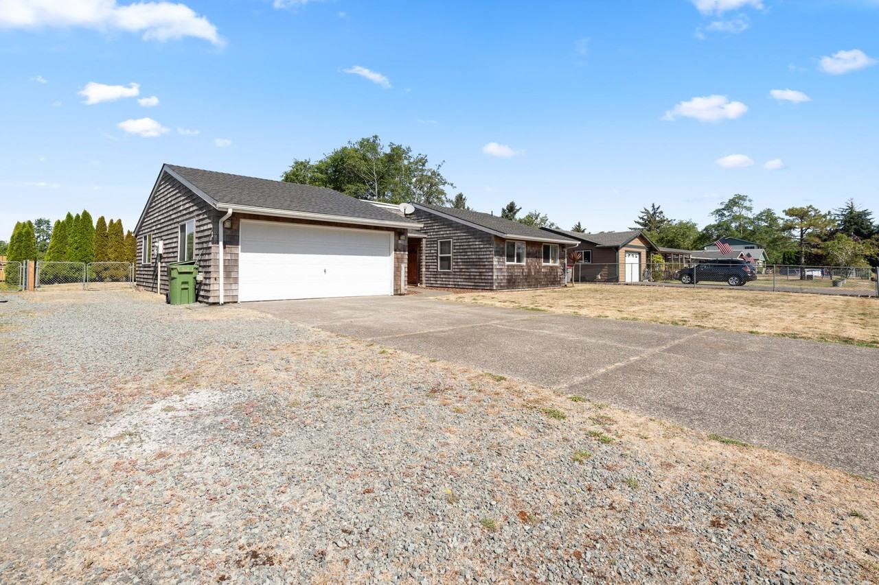 135 Nw Cedar Ct - Photo 2 of 19