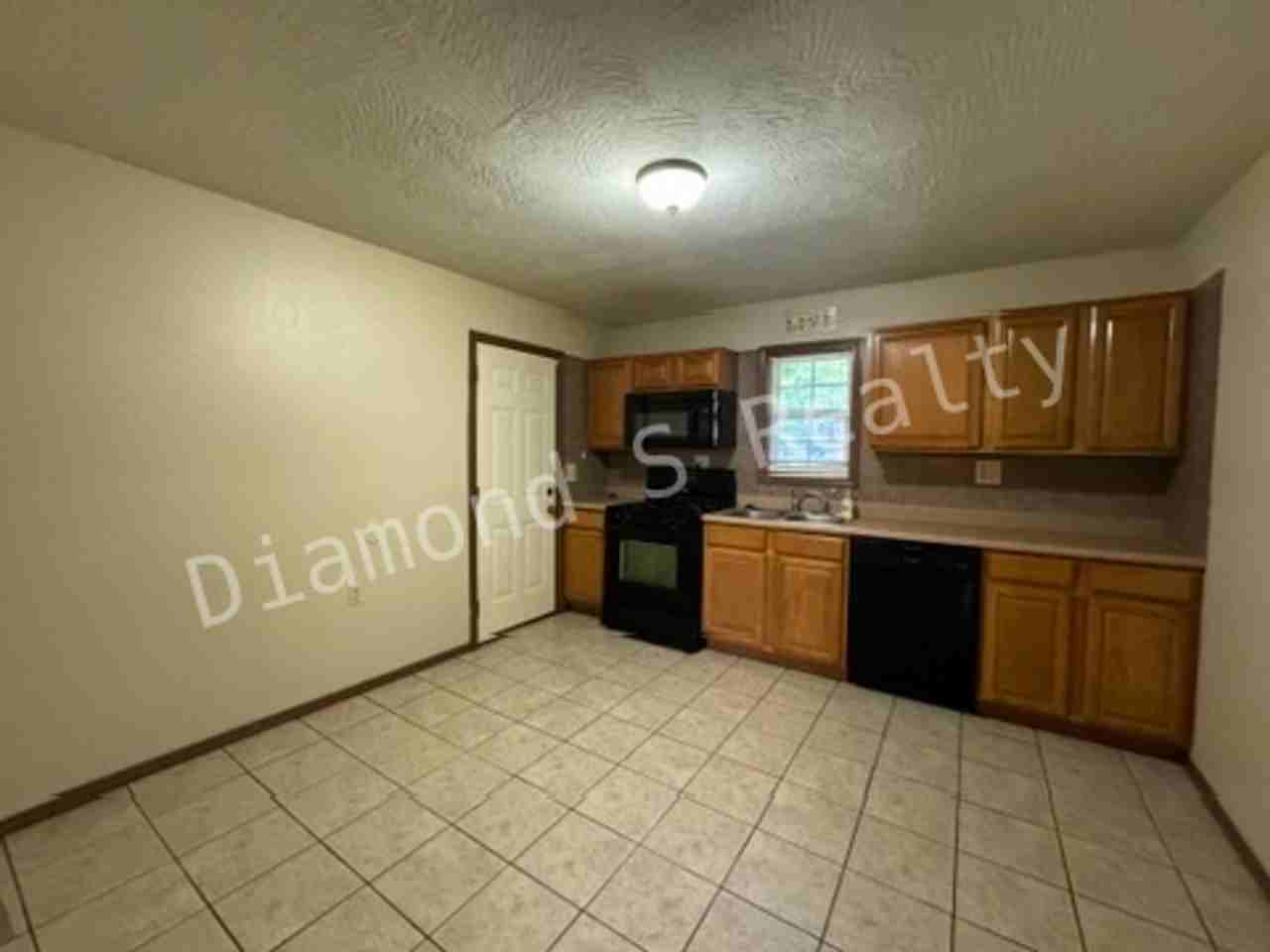 1204 Flora St - Photo 6 of 15