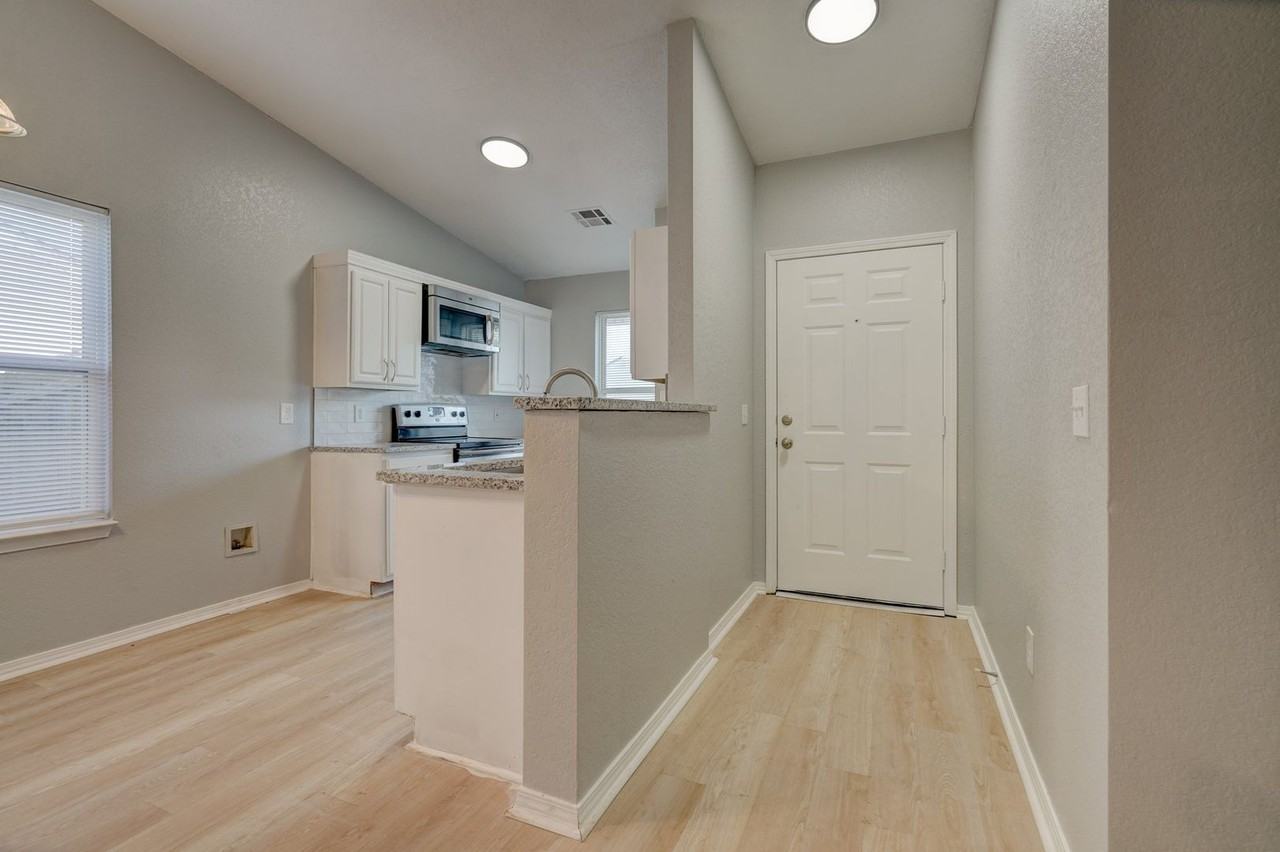 10448 Bradford Way - Photo 3 of 24