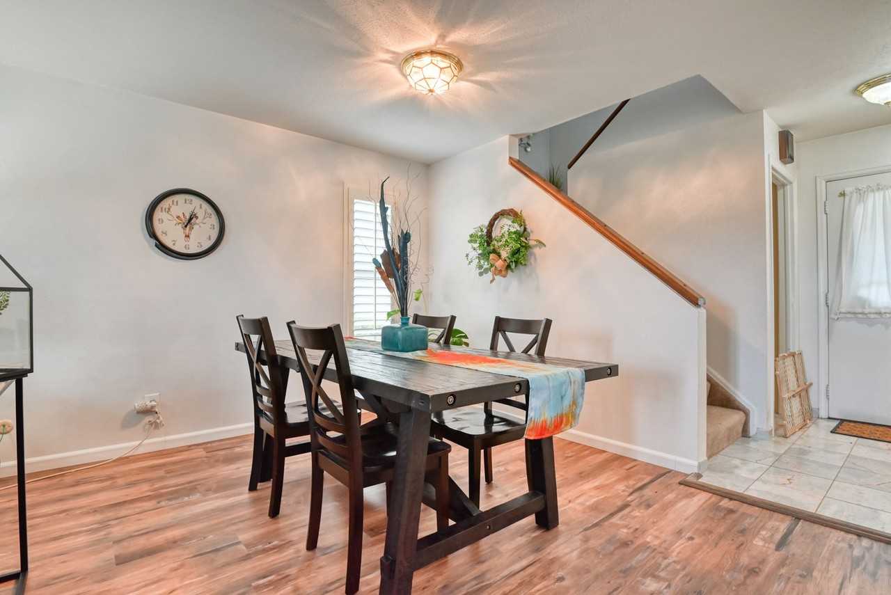 426 Cobblestone Dr - Photo 2 of 16