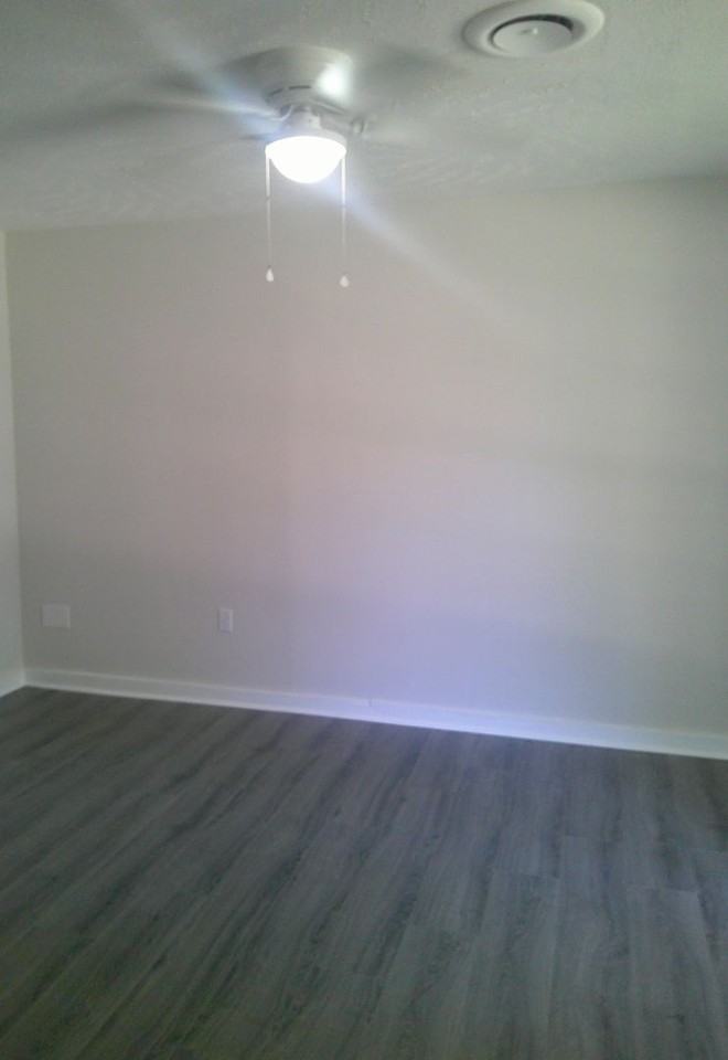 320 Oakhill Cir - Photo 3 of 12