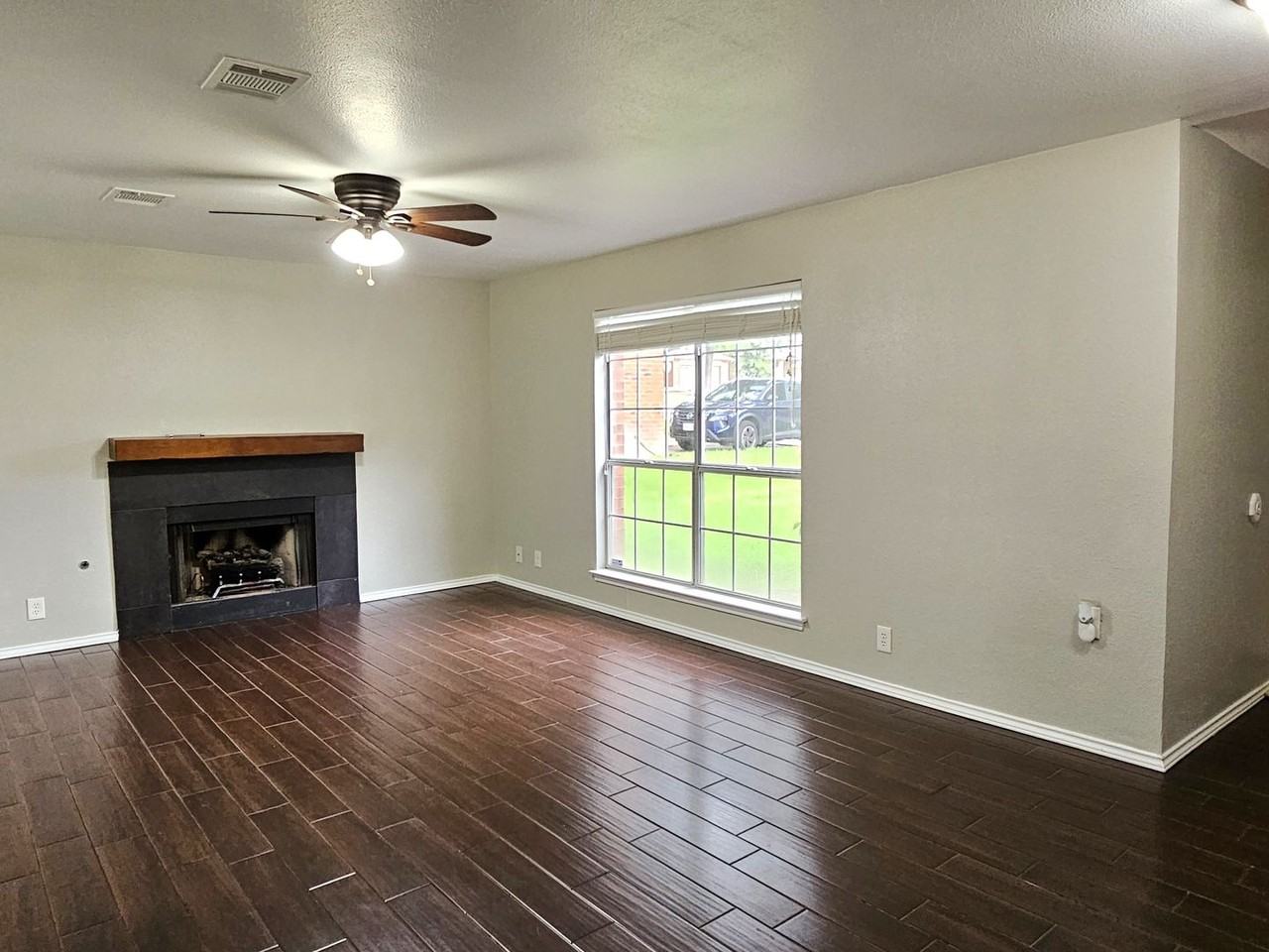 1913 Stratford Dr - Photo 4 of 28