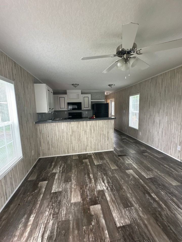 1335 Bell Ave - Photo 2 of 17