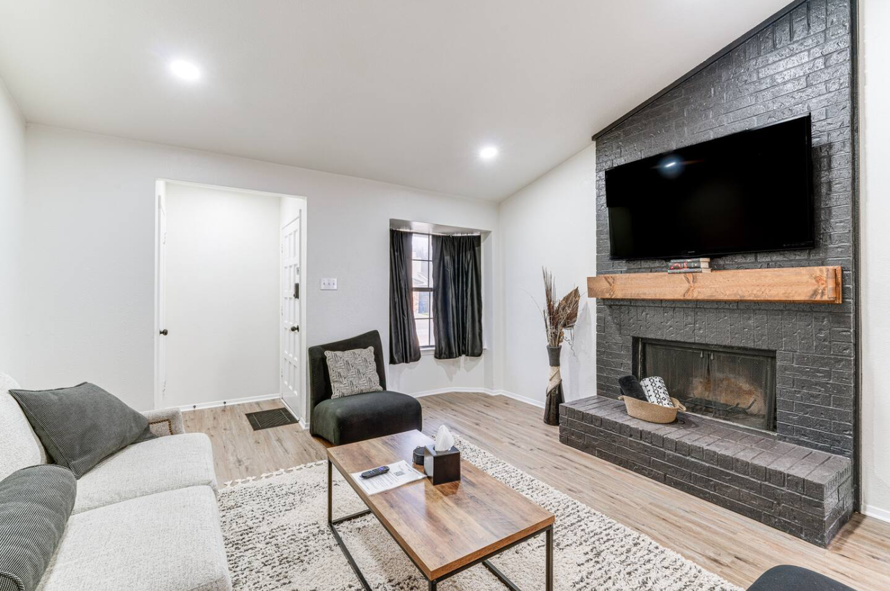 2912 Pegasus Drive - Photo 3 of 39