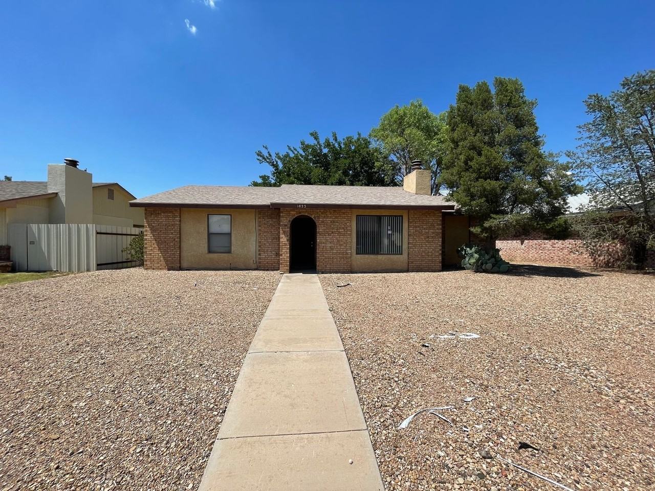 1023 Ivy Dr - Photo 3 of 21