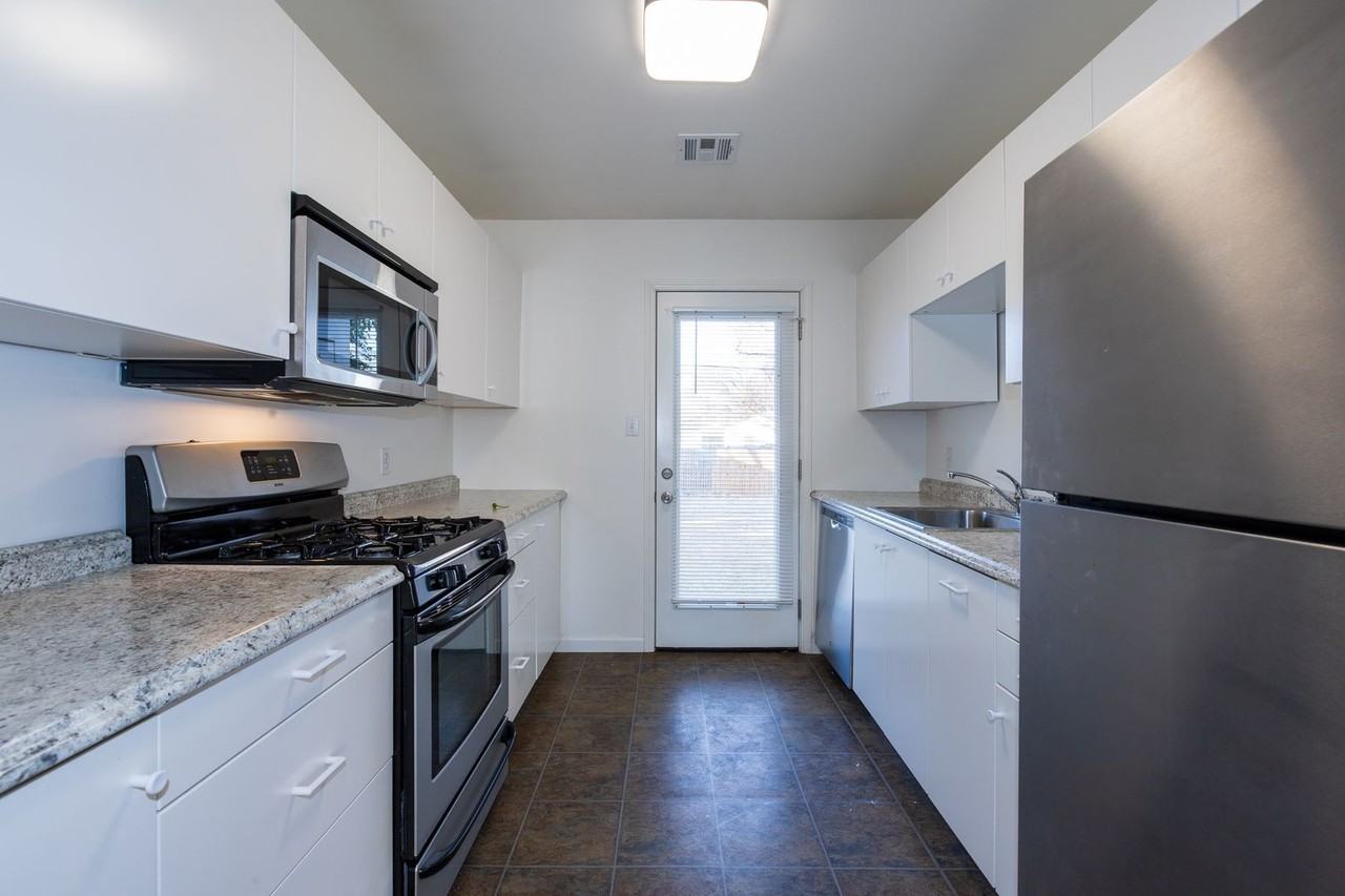 925 E 37th Pl - Photo 3 of 40