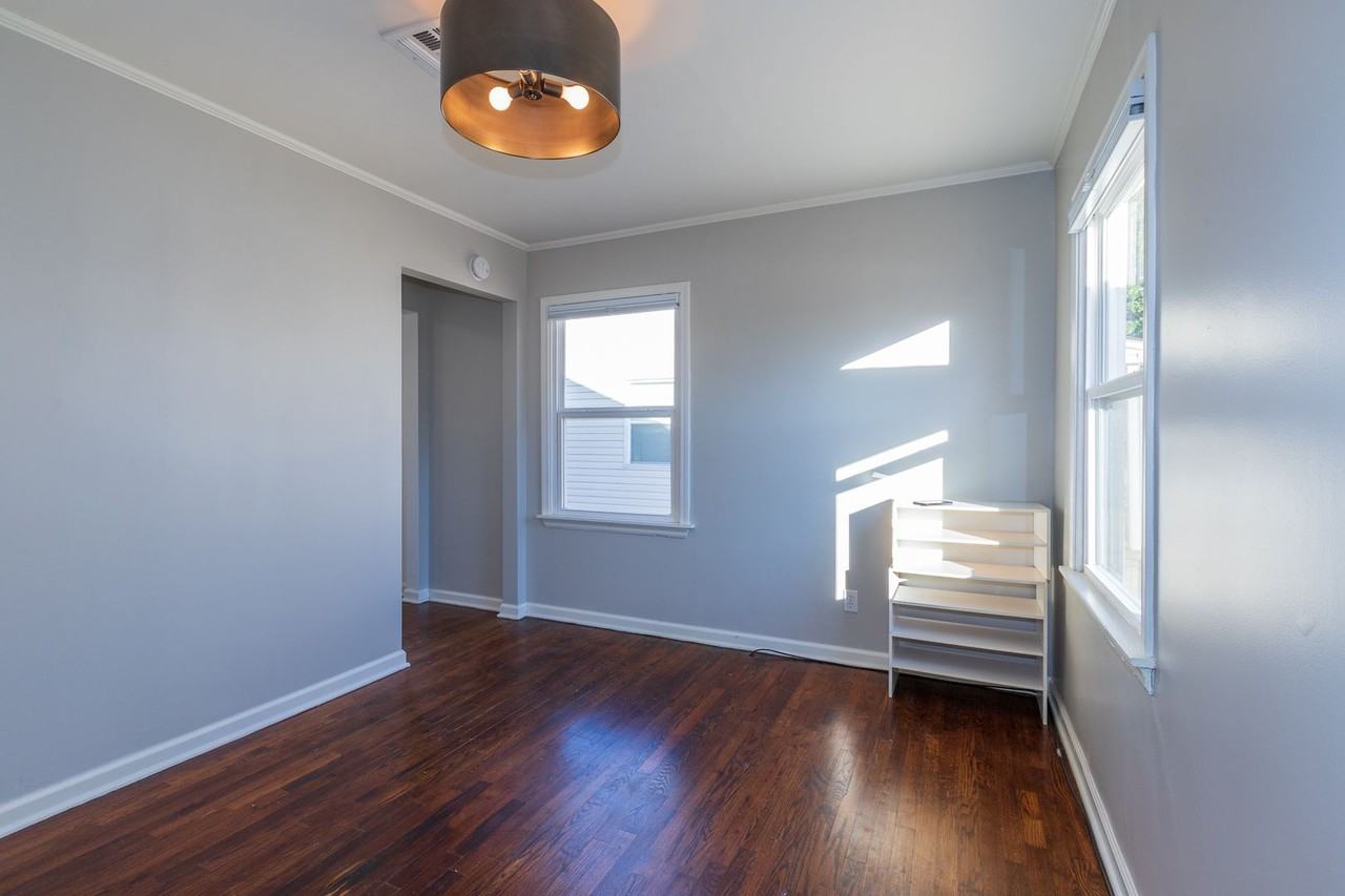925 E 37th Pl - Photo 4 of 40
