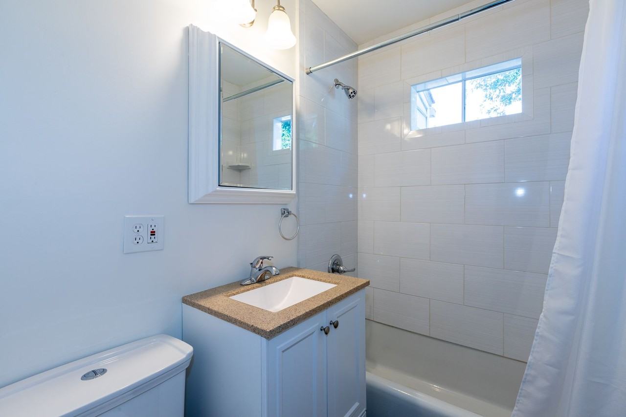 925 E 37th Pl - Photo 5 of 40