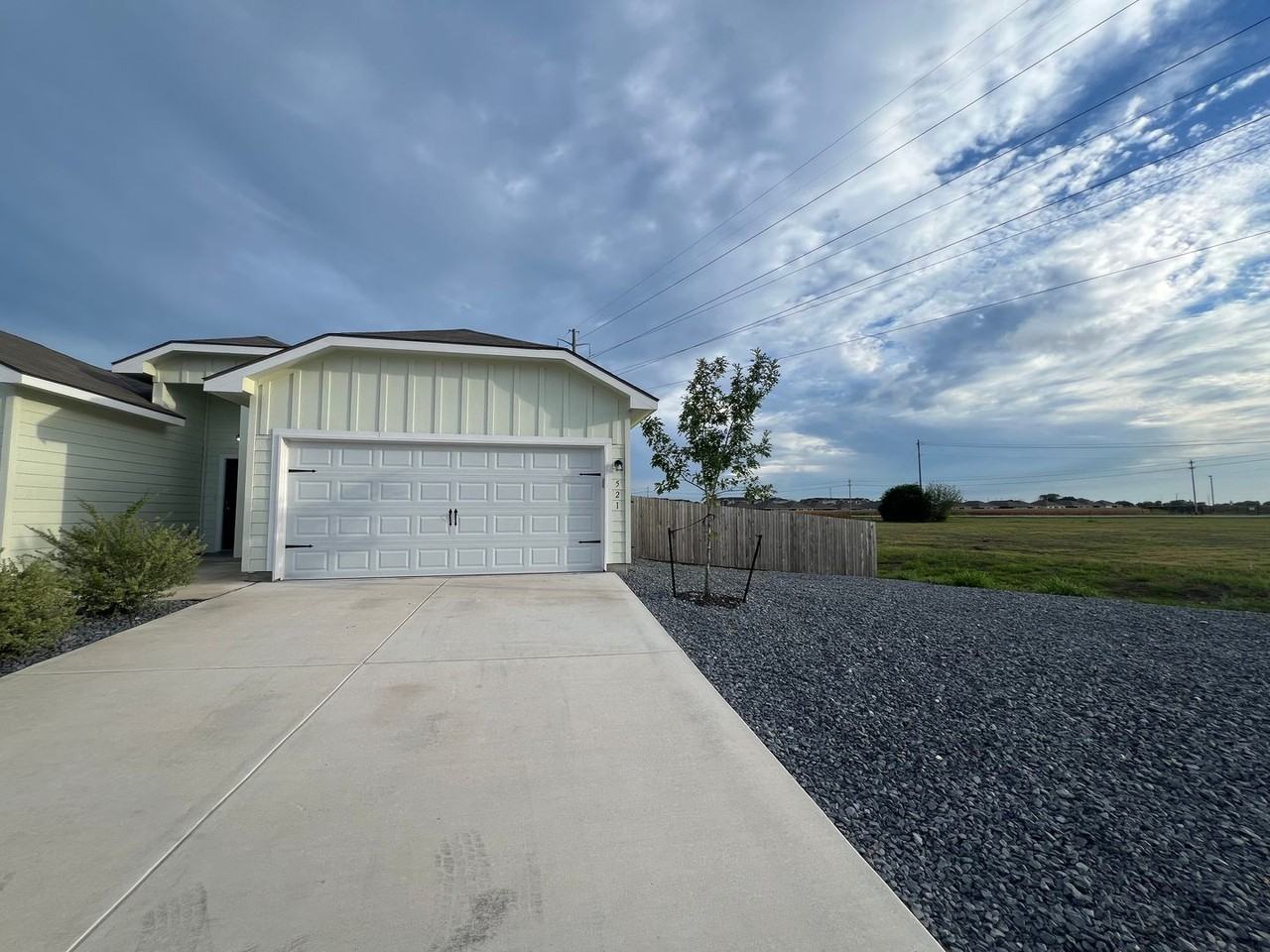 521 Grayson Ln - Photo 2 of 21