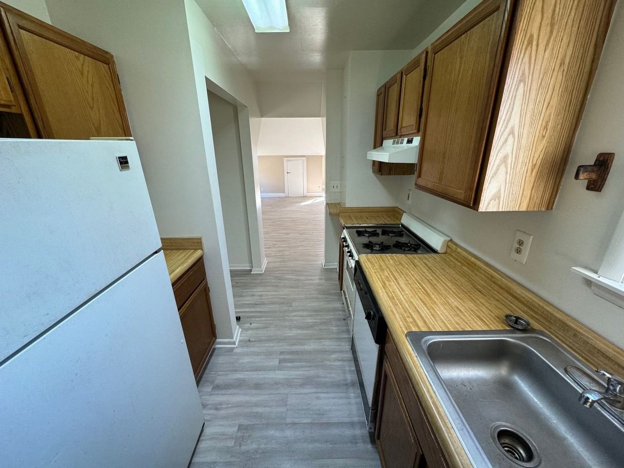 102 N Front St - Photo 2 of 10
