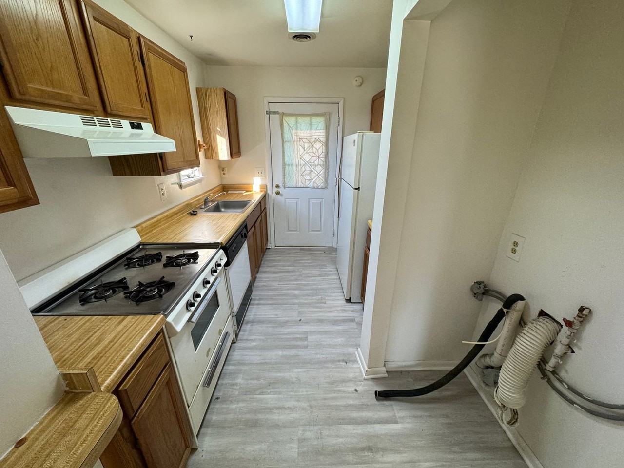 102 N Front St - Photo 3 of 10