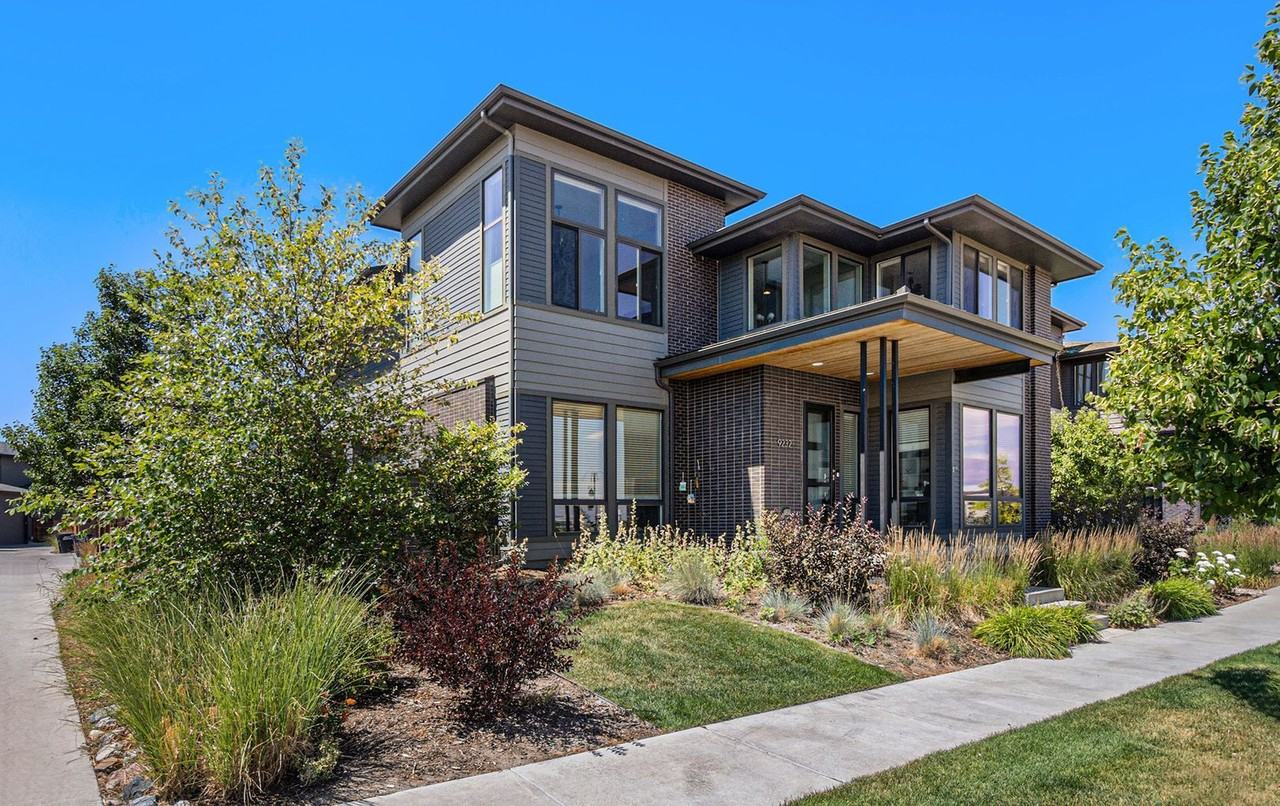 9232 E 53rd Ave - Photo 2 of 31