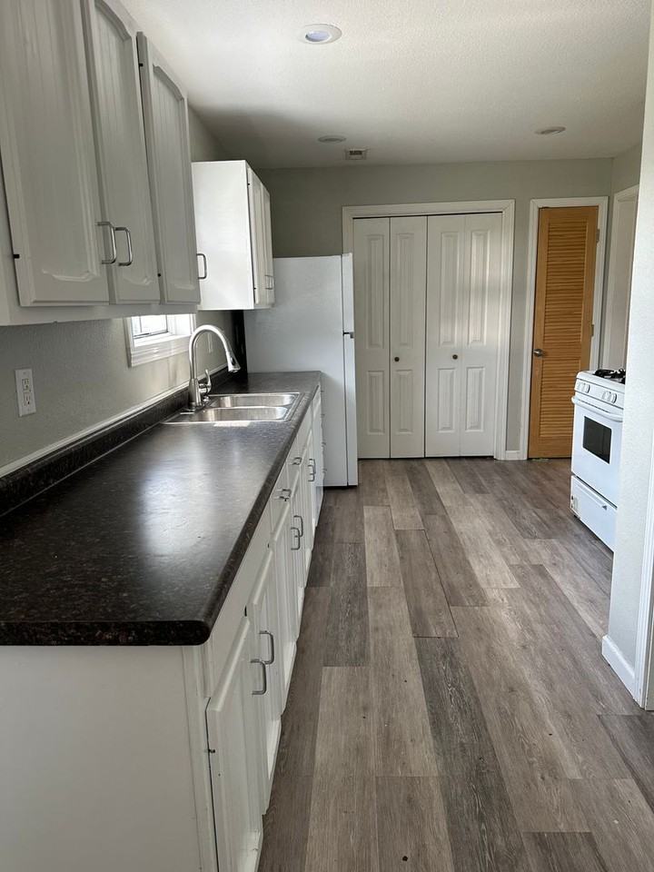 2211 S Sergeant Ave - Photo 4 of 13