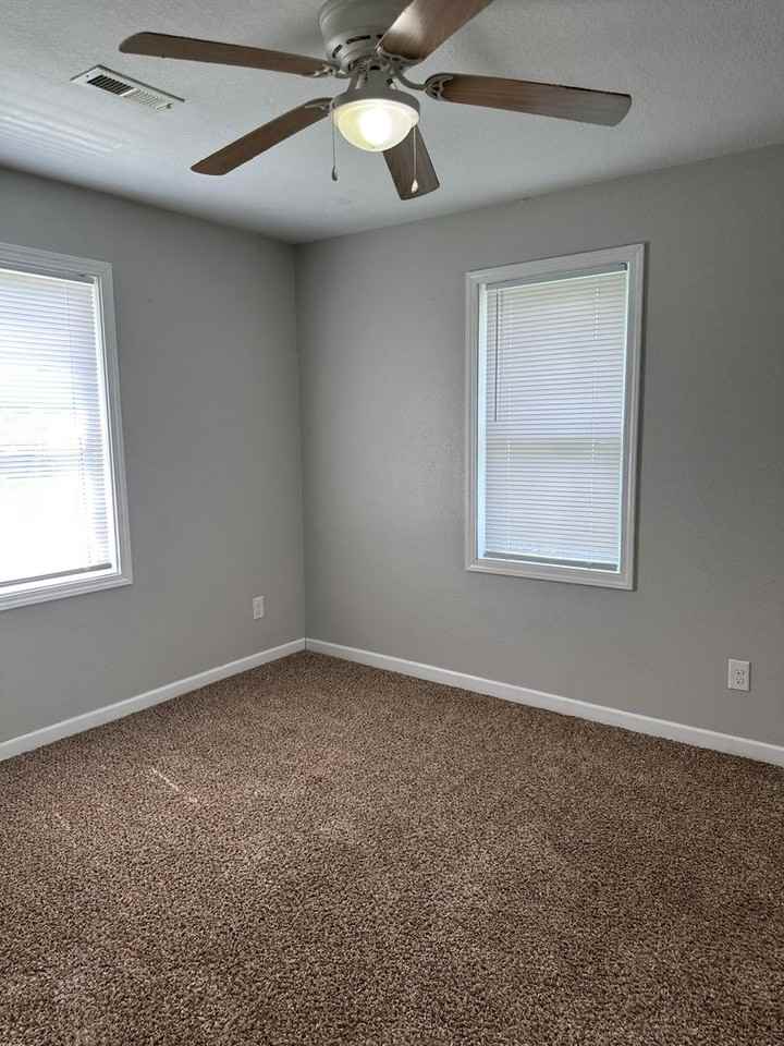 2211 S Sergeant Ave - Photo 5 of 13