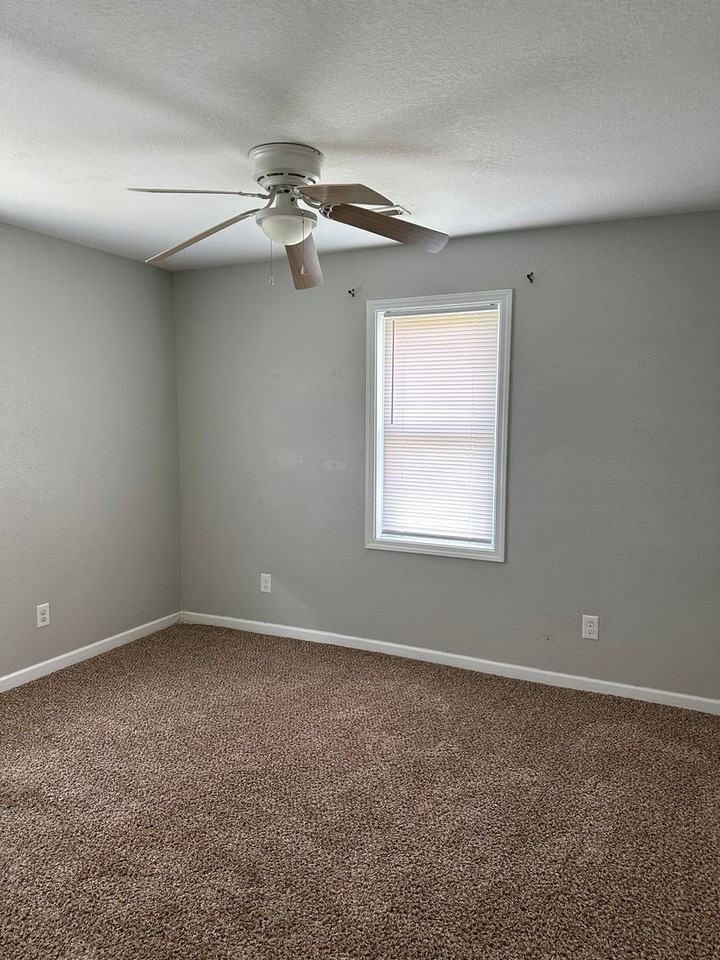 2211 S Sergeant Ave - Photo 6 of 13