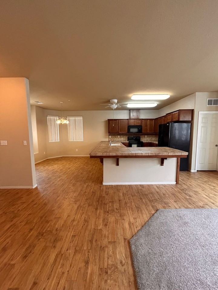 2153 W Clare Ave - Photo 3 of 24