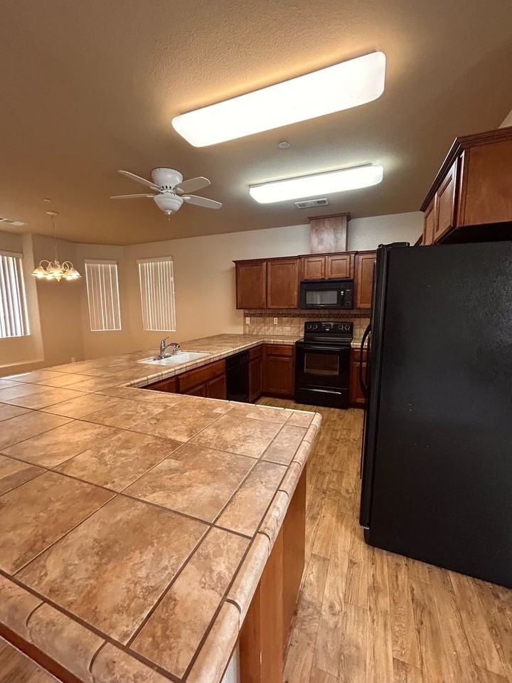 2153 W Clare Ave - Photo 5 of 24