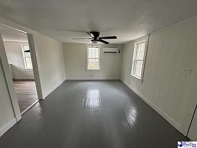 426 Hutchinson Dr - Photo 2 of 12