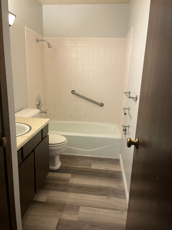 639 E 10th St #203 - Photo 3 of 5