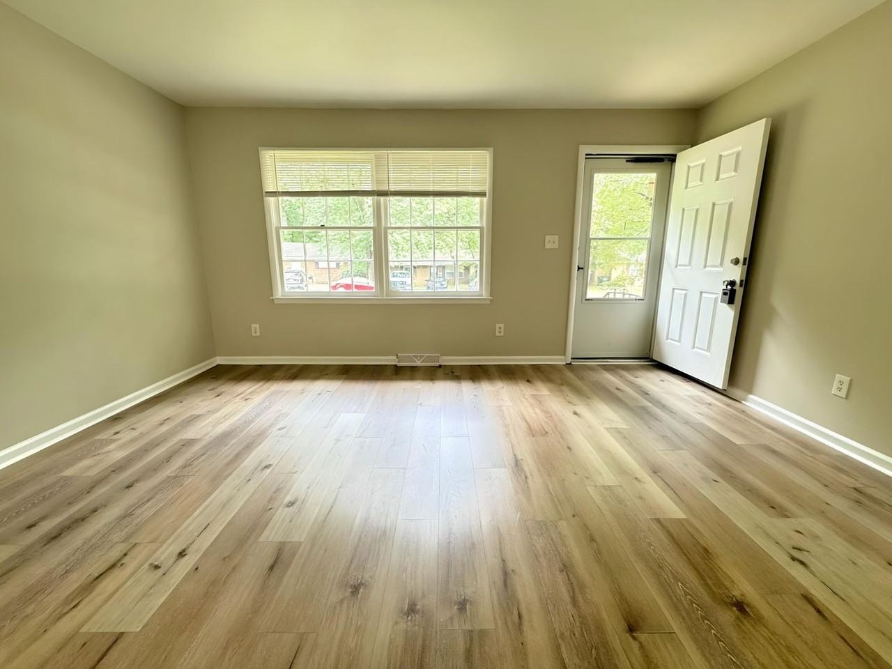 4626 Highlake Dr - Photo 7 of 18