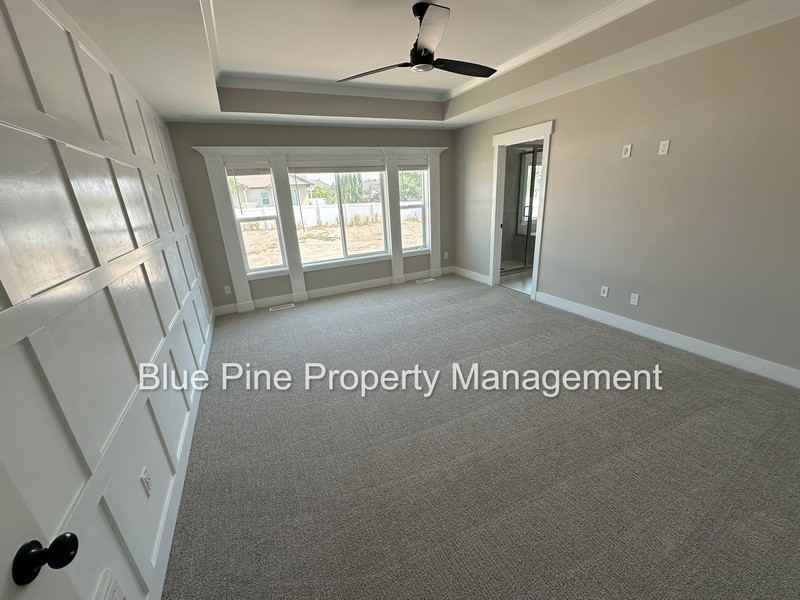220 Hideout Dr - Photo 2 of 29