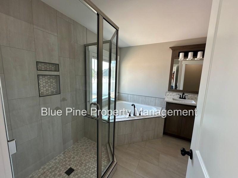 220 Hideout Dr - Photo 3 of 29