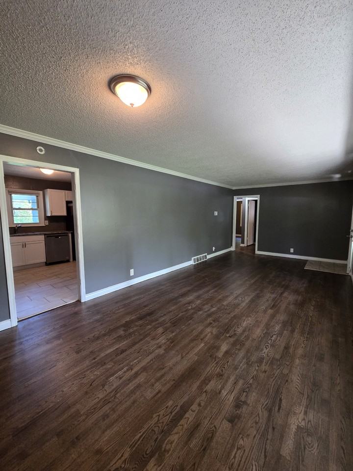 12212 E 53rd St - Photo 4 of 25