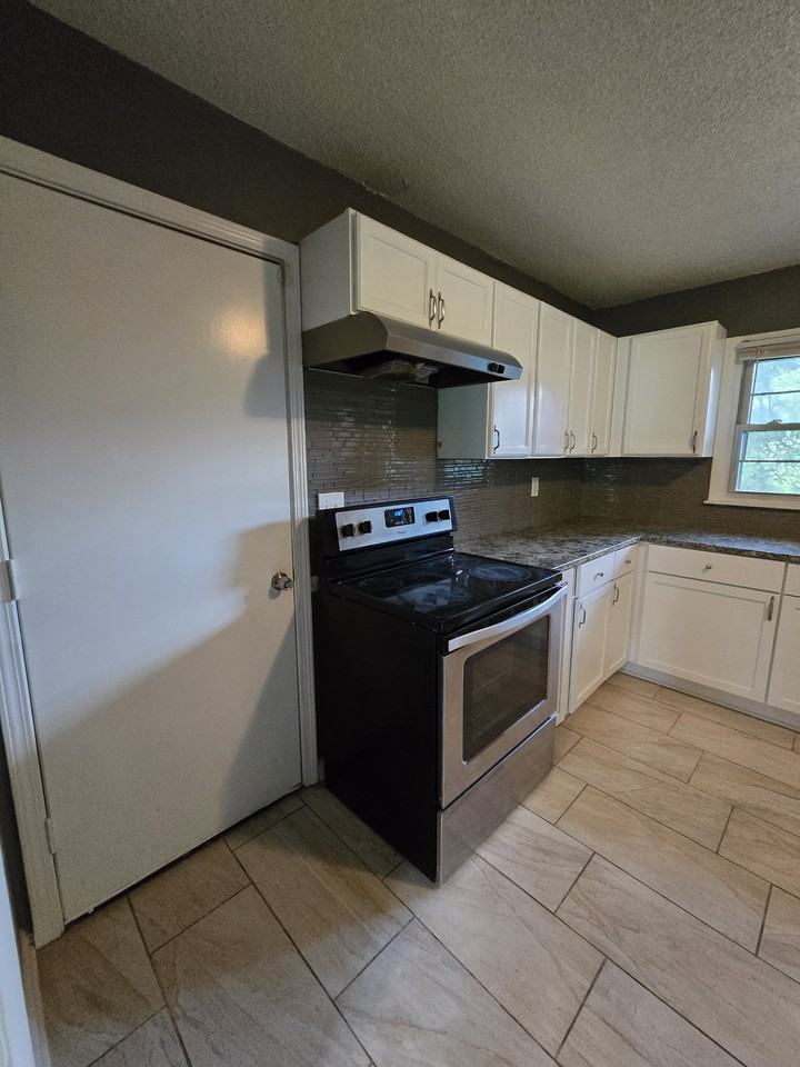 12212 E 53rd St - Photo 5 of 25