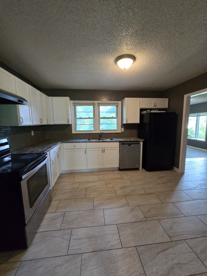 12212 E 53rd St - Photo 6 of 25