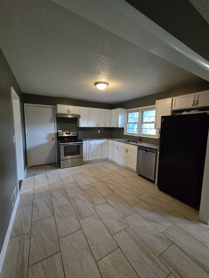 12212 E 53rd St - Photo 7 of 25