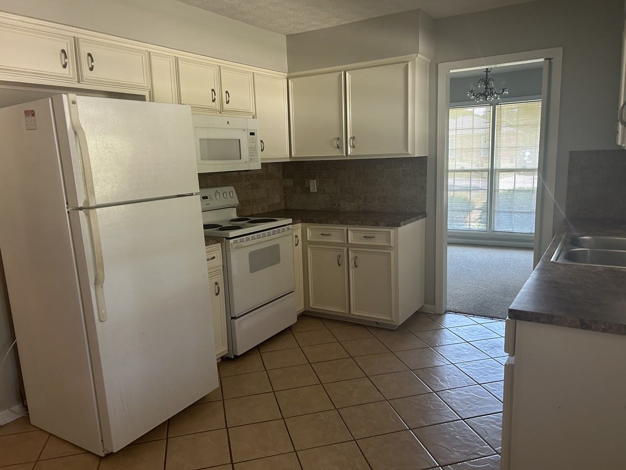 1810 Spring Valley Dr - Photo 3 of 14