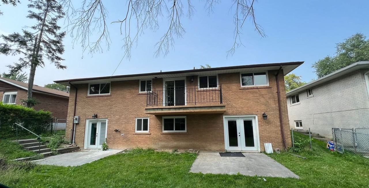 3082 Lindenlea Drive - Photo 2 of 15