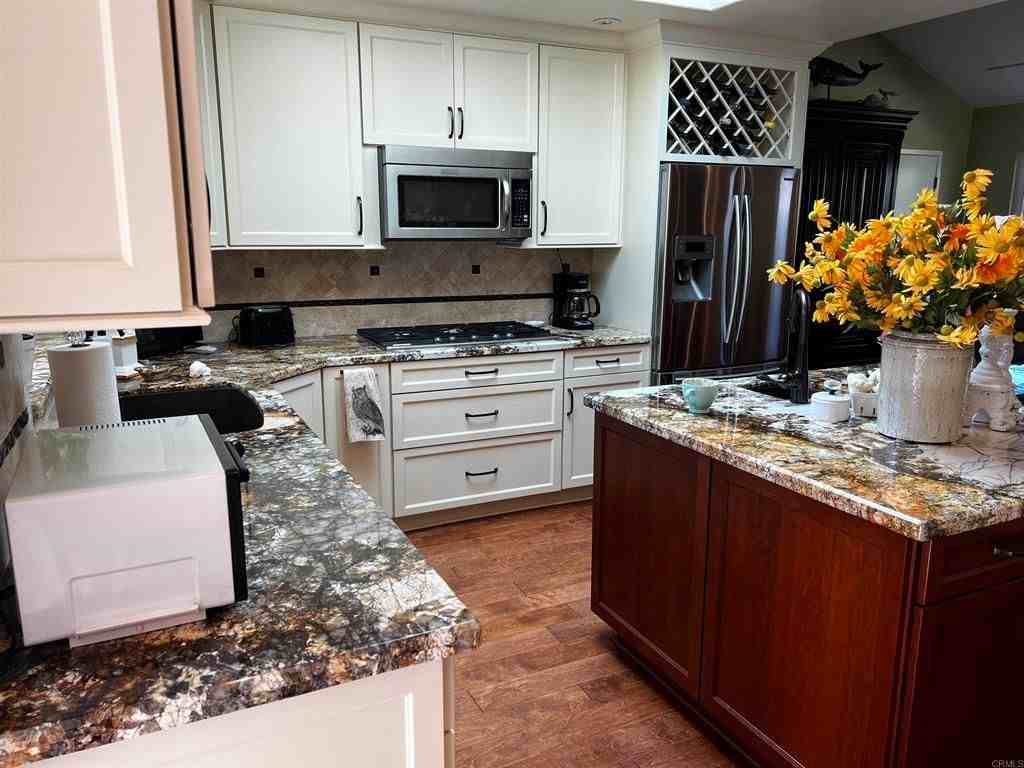 1051 La Reina Dr - Photo 3 of 25