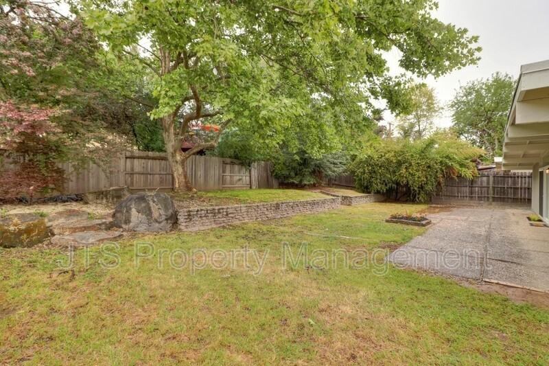 7676 Eastgate Ave - Photo 7 of 13
