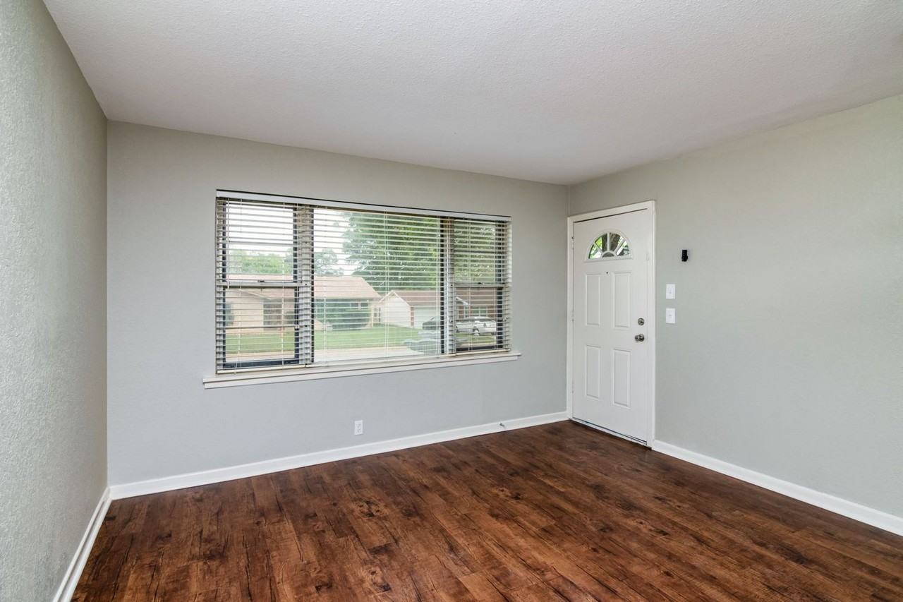 2416 Hillview Dr - Photo 4 of 24
