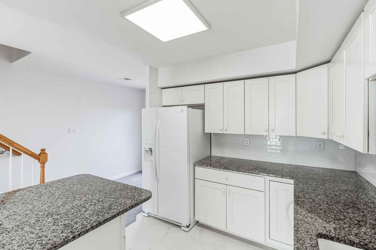 10-H Queen Elizabeth Ct - Photo 3 of 21