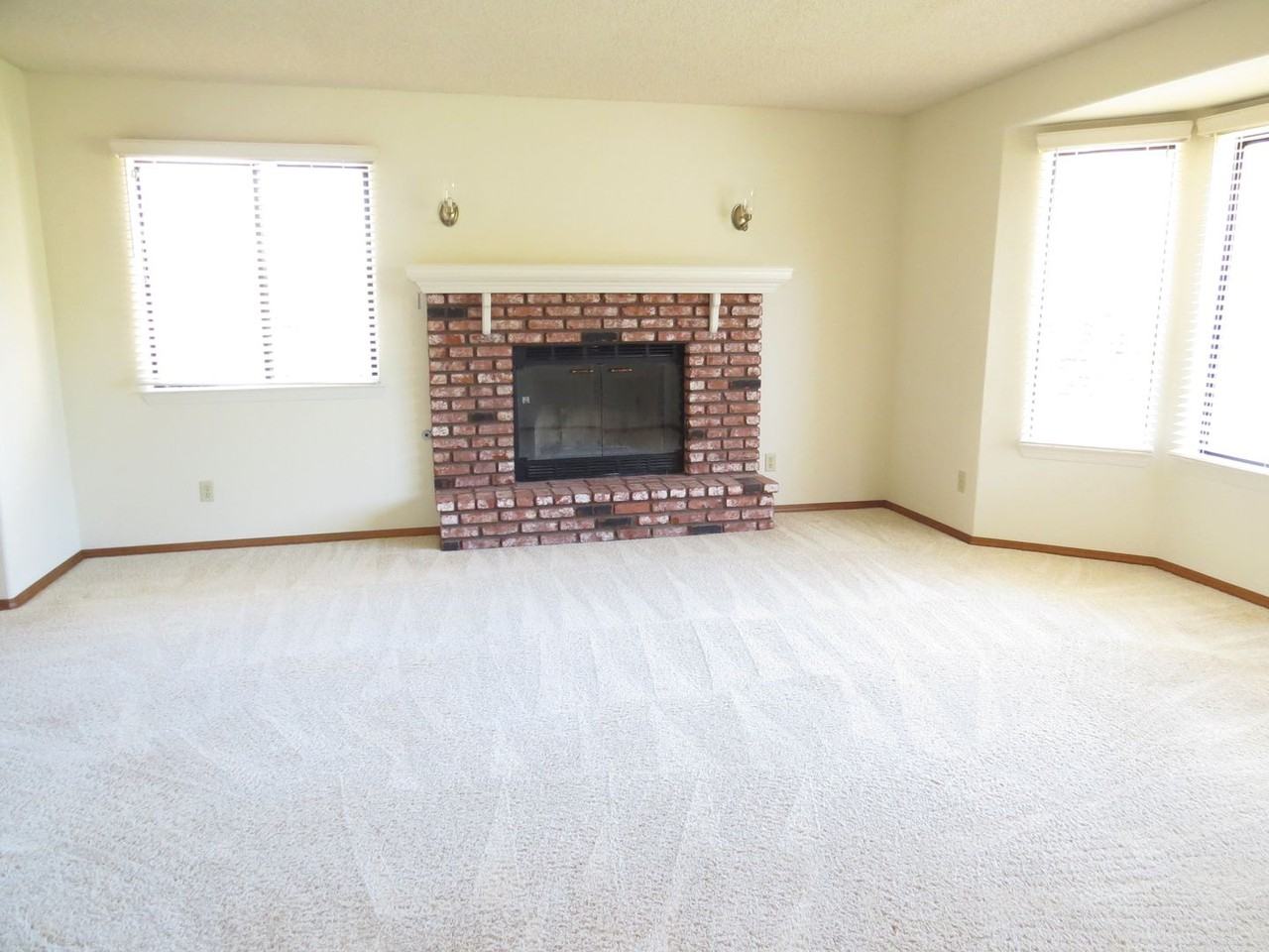 449 Mercedes Ln - Photo 4 of 20