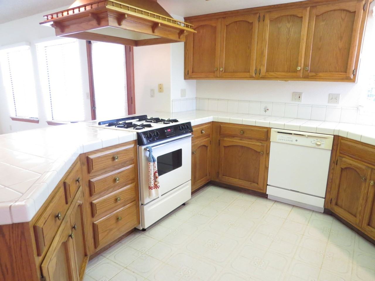 449 Mercedes Ln - Photo 7 of 20
