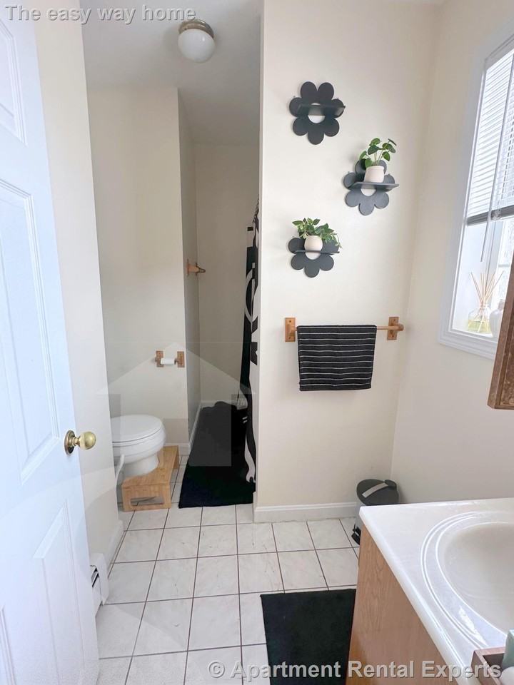 286 Salem St - Photo 6 of 12