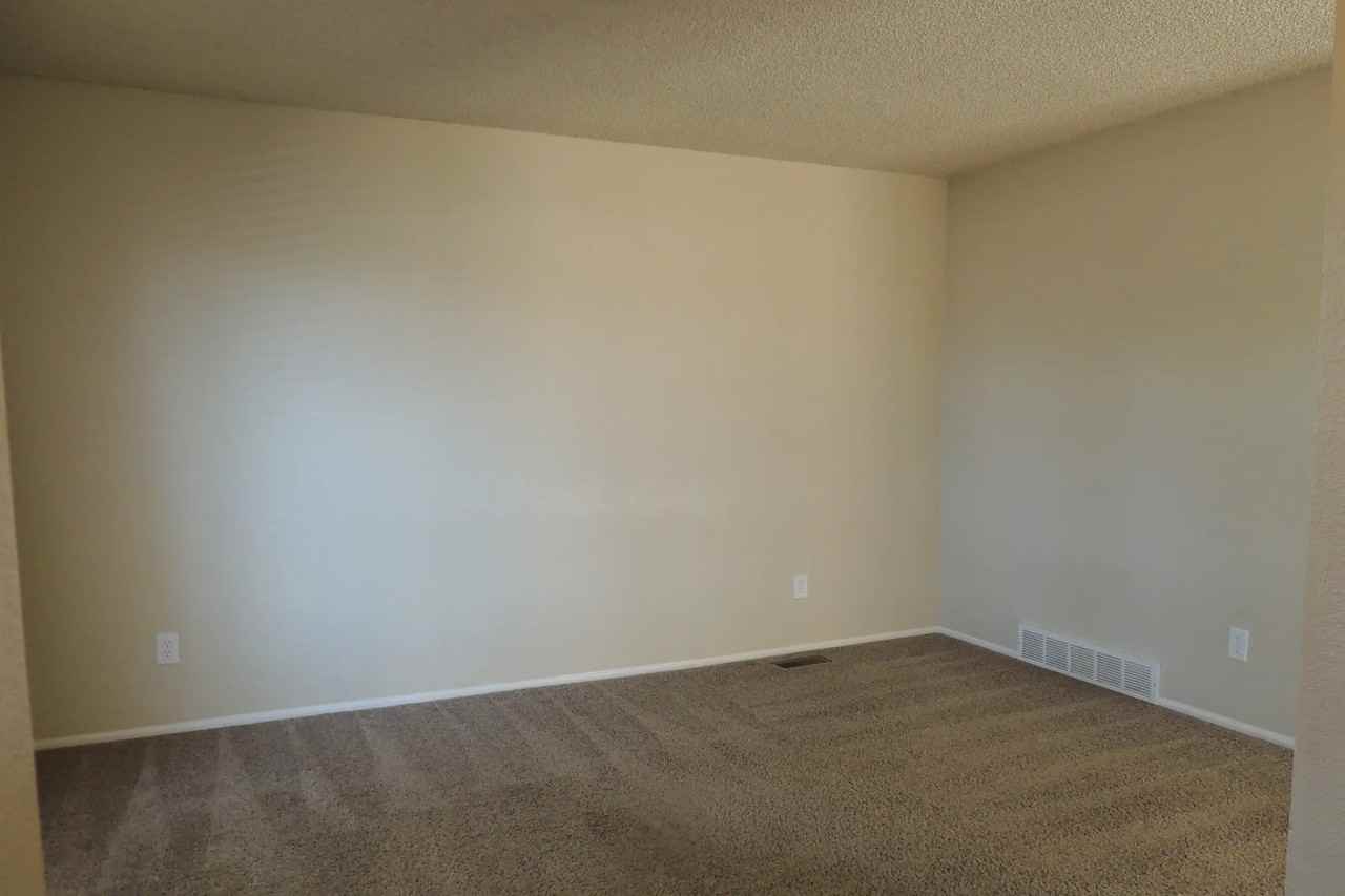 2823 Oxford Ave - Photo 3 of 10