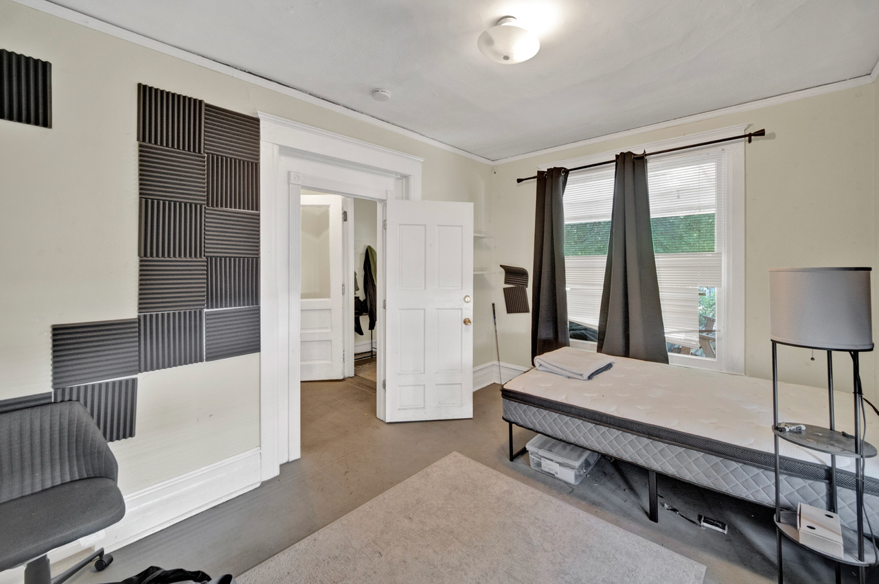 909 Gaffield - Photo 4 of 35