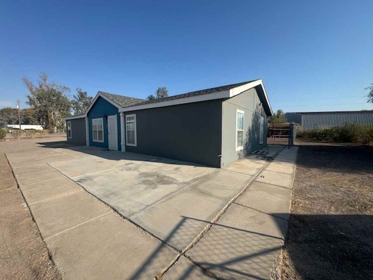 1728 E Valley Dr - Photo 3 of 40